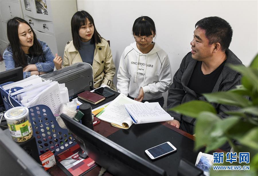 (新華全媒頭條·圖文互動(dòng))(7)大漠小城的別樣青春——記內(nèi)地青年學(xué)子扎根新疆且末教書(shū)育人