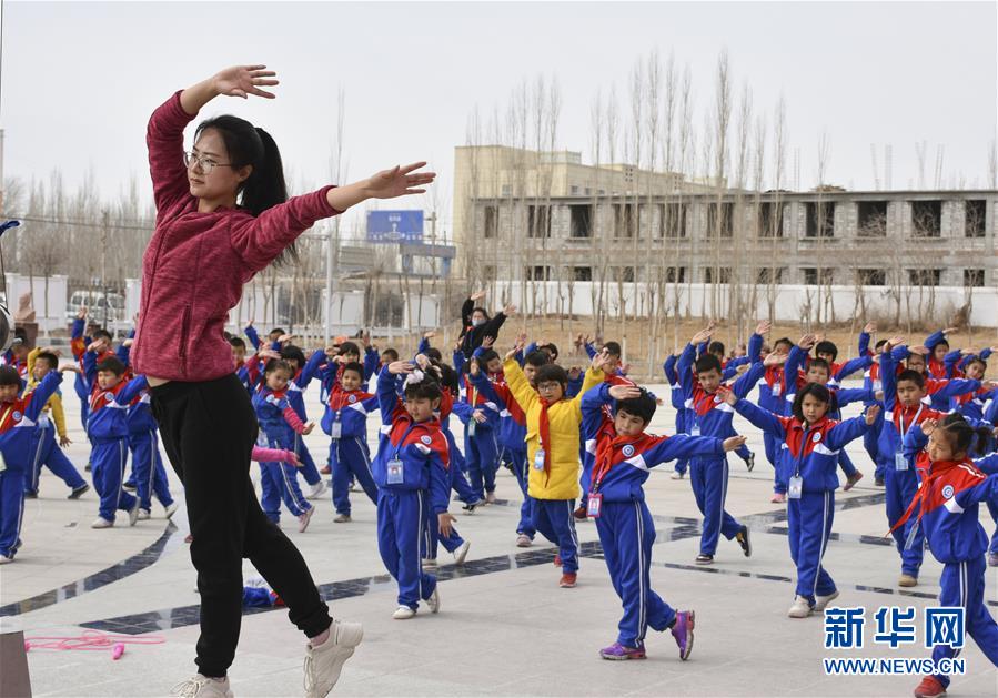 (新華全媒頭條·圖文互動(dòng))(8)大漠小城的別樣青春——記內(nèi)地青年學(xué)子扎根新疆且末教書(shū)育人