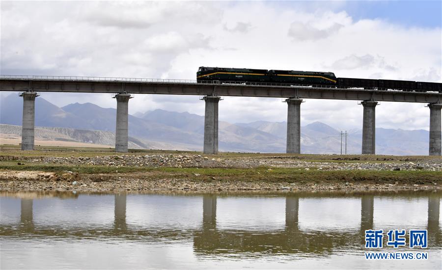 (新華全媒頭條·壯麗70年·奮斗新時(shí)代·圖文互動(dòng))(16)開拓雪域高原的夢(mèng)想之路——來(lái)自青藏鐵路的蹲點(diǎn)報(bào)告