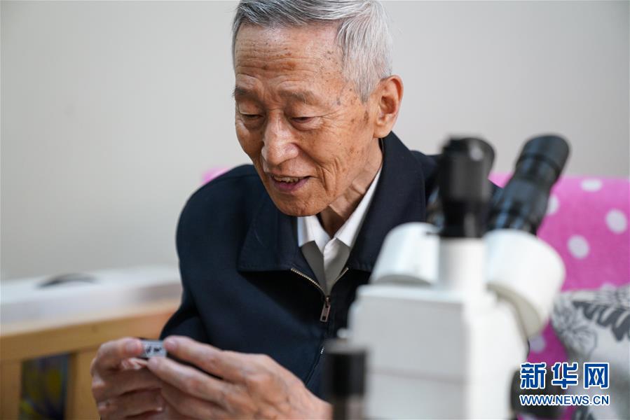 (新華全媒頭條·時代先鋒·圖文互動)(2)傳奇的英雄 無悔的忠誠——記刑偵痕跡檢驗專家崔道植