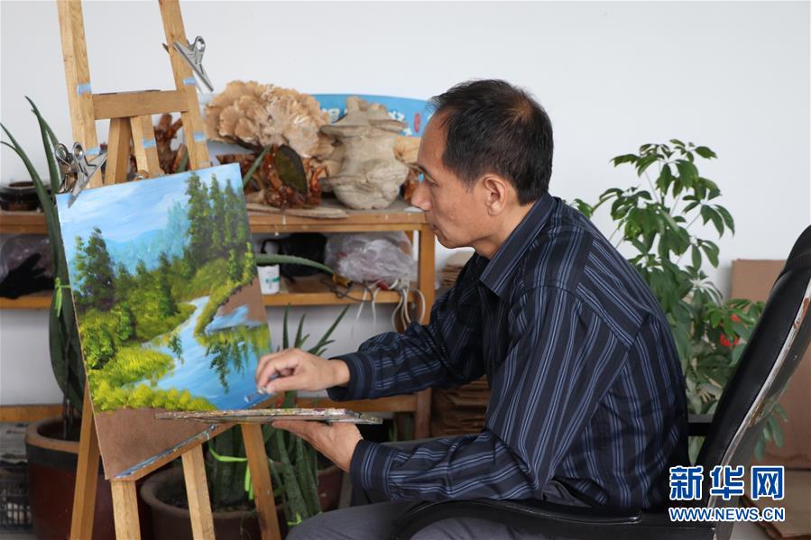 (脫貧攻堅(jiān)·圖文互動(dòng))(2)樺樹(shù)皮“畫(huà)”出脫貧致富圖