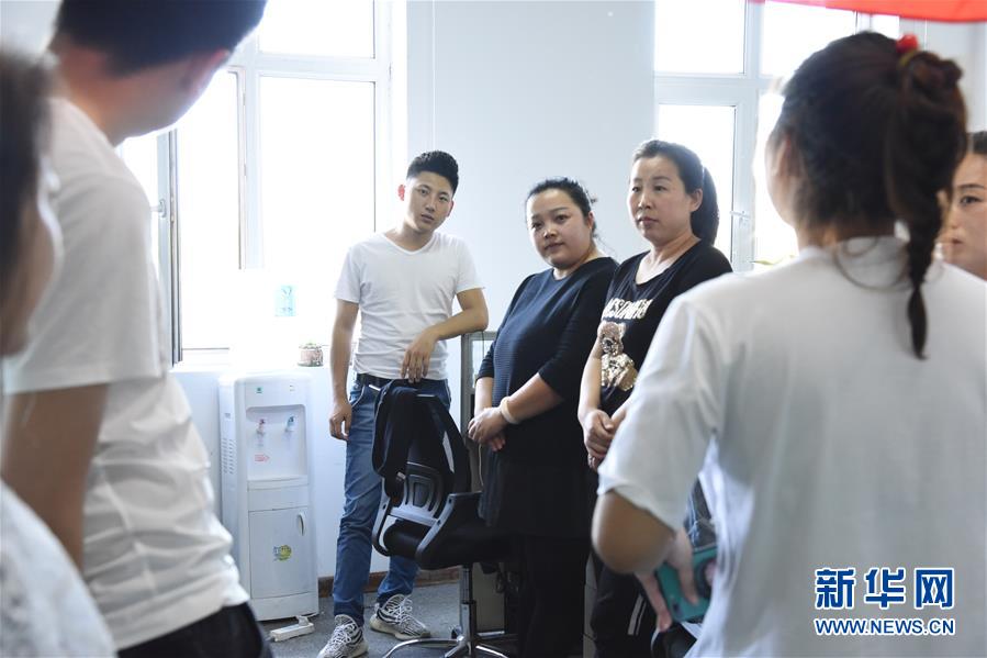 (在習(xí)近平新時(shí)代中國(guó)特色社會(huì)主義思想指引下——新時(shí)代新作為新篇章·圖文互動(dòng))(1)生長(zhǎng)在“云”上的“小鎮(zhèn)青年”——東北偏遠(yuǎn)小城發(fā)展新興產(chǎn)業(yè)吸引年輕人回流