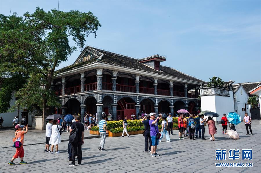 (新華全媒頭條·壯麗70年·奮斗新時代——記者再走長征路·圖文互動)(7)偉大轉折是怎樣發(fā)生的——重回遵義會議現(xiàn)場