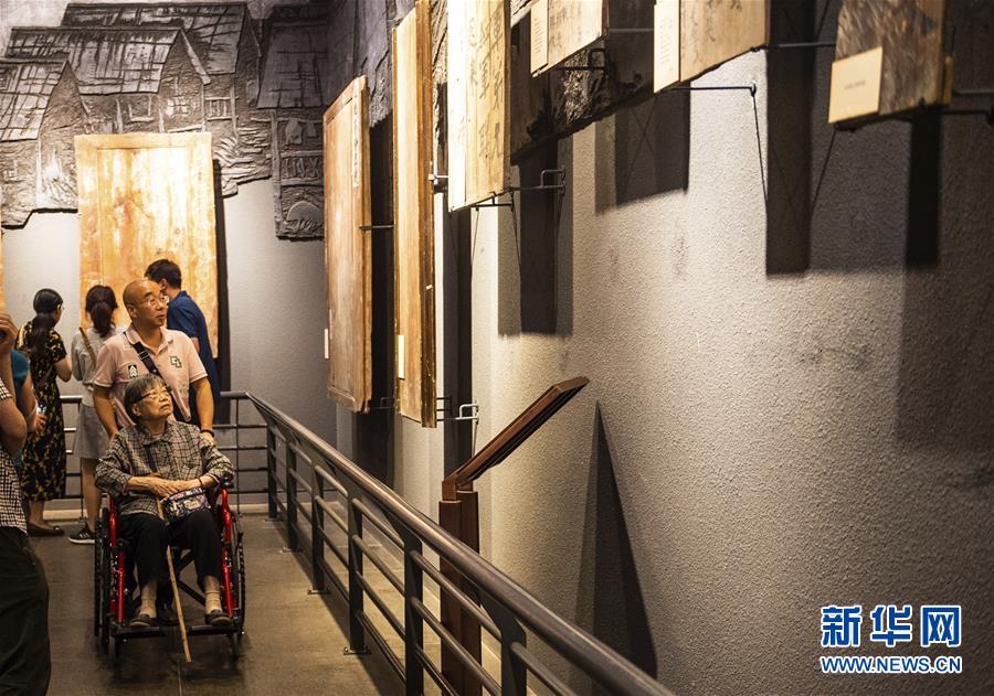 (新華全媒頭條·壯麗70年·奮斗新時代——記者再走長征路·圖文互動)(10)偉大轉折是怎樣發(fā)生的——重回遵義會議現(xiàn)場