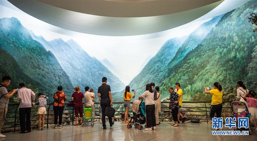 (新華全媒頭條·壯麗70年·奮斗新時代——記者再走長征路·圖文互動)(11)偉大轉折是怎樣發(fā)生的——重回遵義會議現(xiàn)場