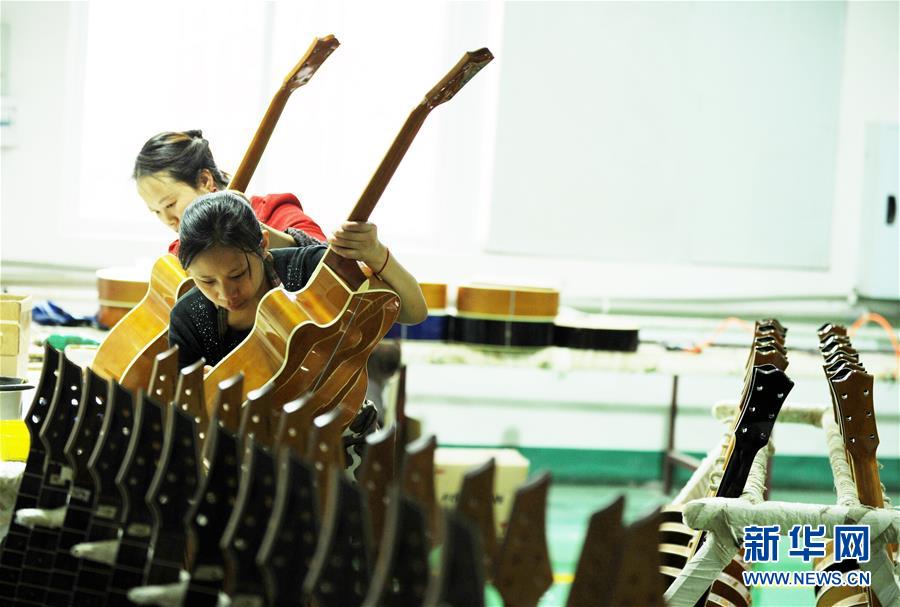 (在習(xí)近平新時(shí)代中國特色社會(huì)主義思想指引下——新時(shí)代新作為新篇章·圖文互動(dòng))(1)貴州正安:吉他奏響發(fā)展“神曲”