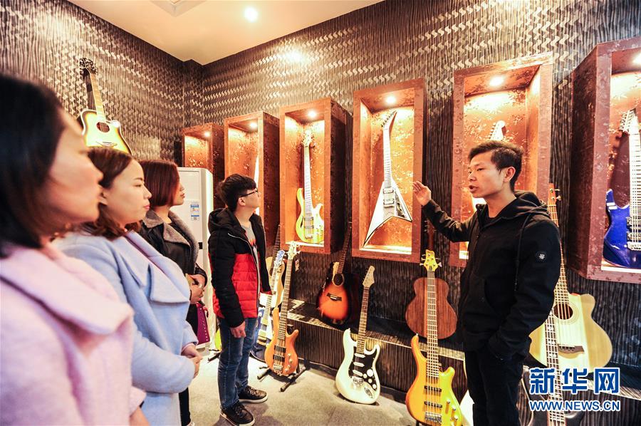 (在習(xí)近平新時(shí)代中國特色社會(huì)主義思想指引下——新時(shí)代新作為新篇章·圖文互動(dòng))(7)貴州正安:吉他奏響發(fā)展“神曲”