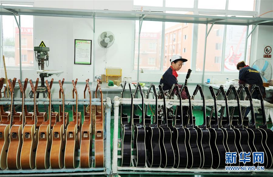 (在習(xí)近平新時(shí)代中國特色社會(huì)主義思想指引下——新時(shí)代新作為新篇章·圖文互動(dòng))(2)貴州正安:吉他奏響發(fā)展“神曲”