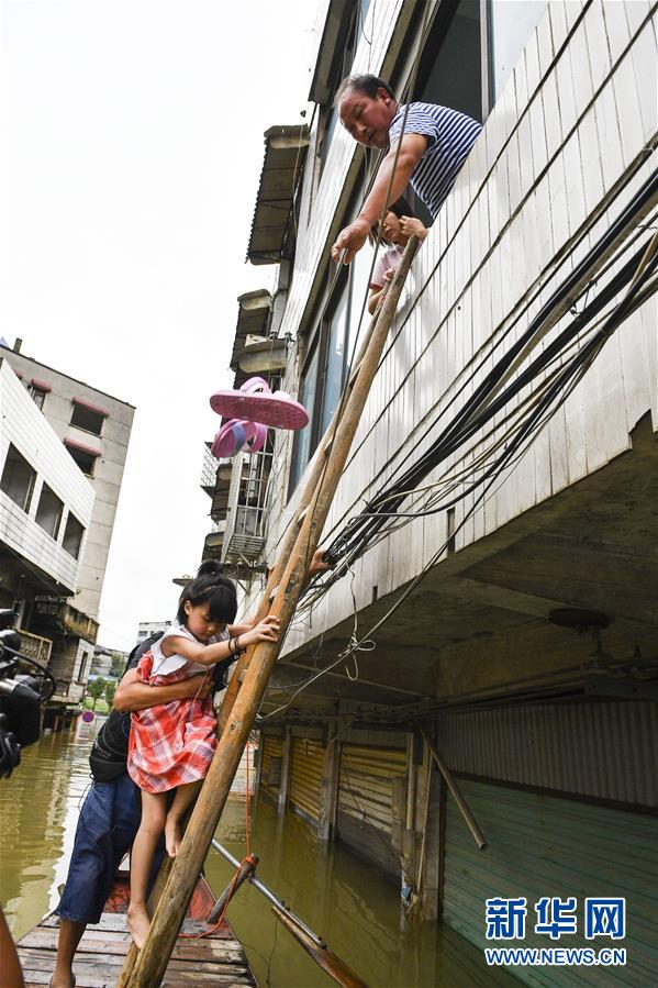 （抗洪搶險(xiǎn)·圖文互動(dòng)）（2）洪水來時(shí)，那暖心的民間救援
