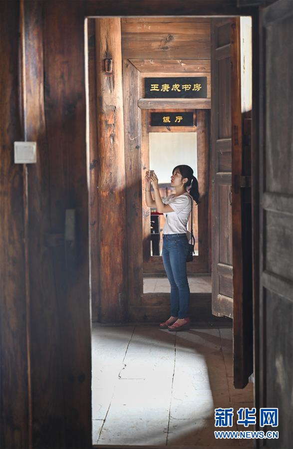 (壯麗70年·奮斗新時(shí)代——記者再走長(zhǎng)征路·圖文互動(dòng))(3)一塊懷表的革命傳承:給王良將軍的一封信