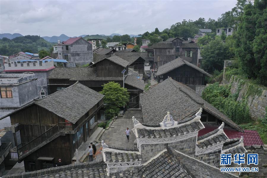 （壯麗70年·奮斗新時(shí)代——記者再走長(zhǎng)征路·圖文互動(dòng)）（3）手捧棉被憶紅軍：走了那么多年，我們都念他們的好