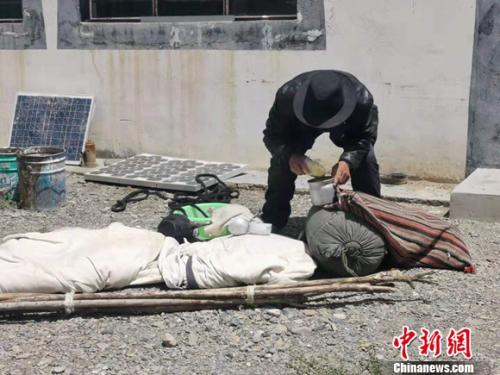 圖為黨確桑布展示以前巡邊時(shí)要帶的東西。 謝藝觀 攝