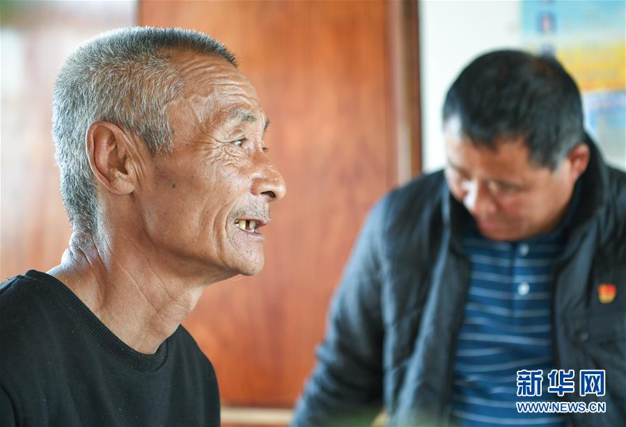 (在習(xí)近平新時代中國特色社會主義思想指引下——新時代新作為新篇章·總書記關(guān)心的百姓身邊事·圖文互動)(2)一本“村官”日記里的扶貧路——小故事里的大情懷之四