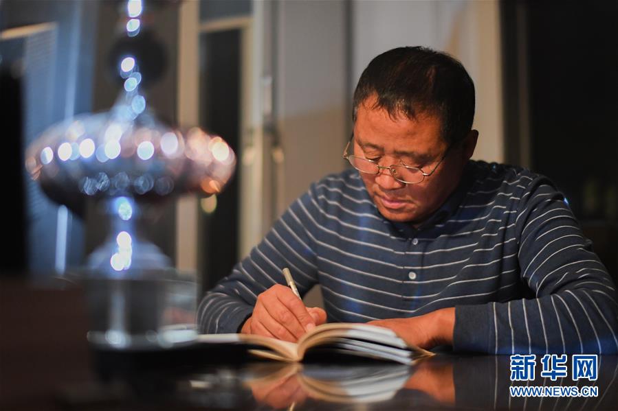 (在習(xí)近平新時代中國特色社會主義思想指引下——新時代新作為新篇章·總書記關(guān)心的百姓身邊事·圖文互動)(5)一本“村官”日記里的扶貧路——小故事里的大情懷之四