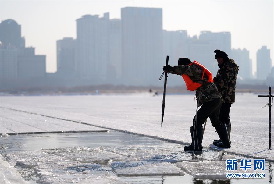 (圖文互動(dòng))(2)寒冬采冰人:起早貪黑 “淘金”冰雪