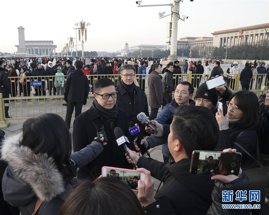 (社會)(3)香港警務(wù)處處長鄧炳強(qiáng)率團(tuán)觀看天安門廣場升國旗儀式