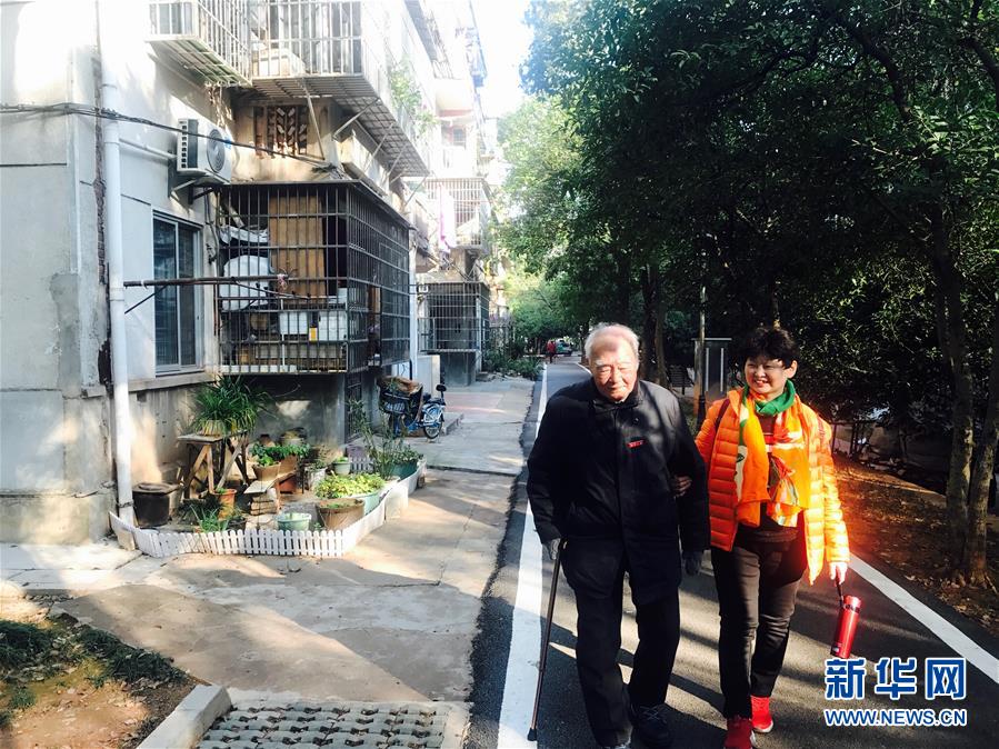 （新華全媒頭條·圖文互動）（8）滄海橫流 信仰彌堅——記共產(chǎn)黨員、湘潭大學(xué)九旬教授滄南