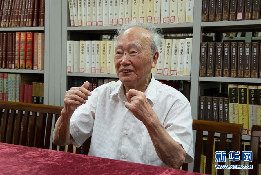 （新華全媒頭條·圖文互動）（5）滄海橫流 信仰彌堅——記共產(chǎn)黨員、湘潭大學(xué)九旬教授滄南