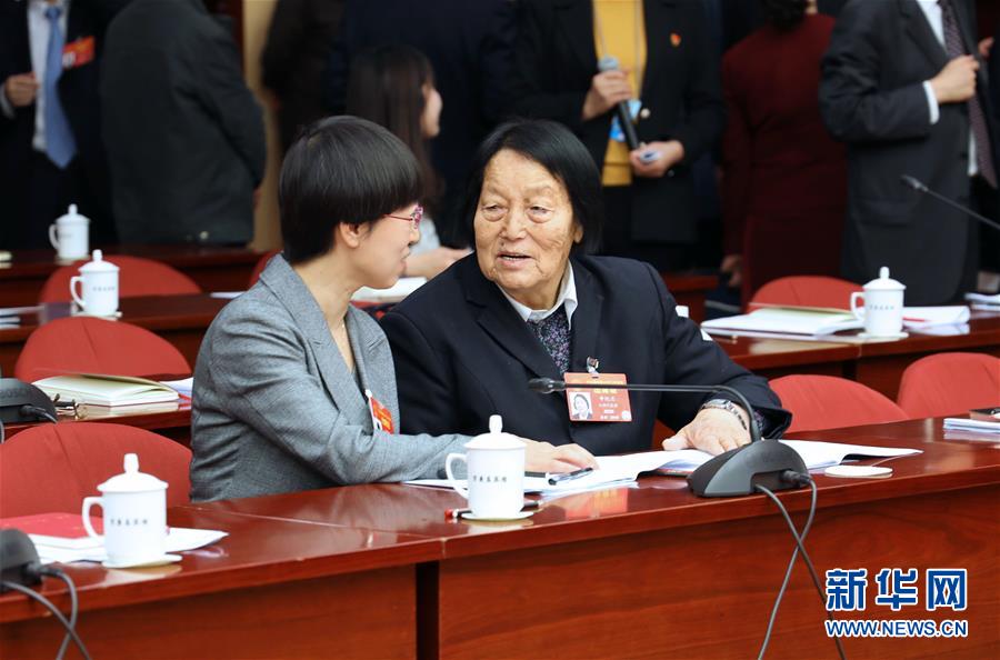 (新華全媒頭條·兩會(huì)特別報(bào)道·圖文互動(dòng))(5)向著夢(mèng)想的接力——“90歲”與“95后”代表的“對(duì)話”