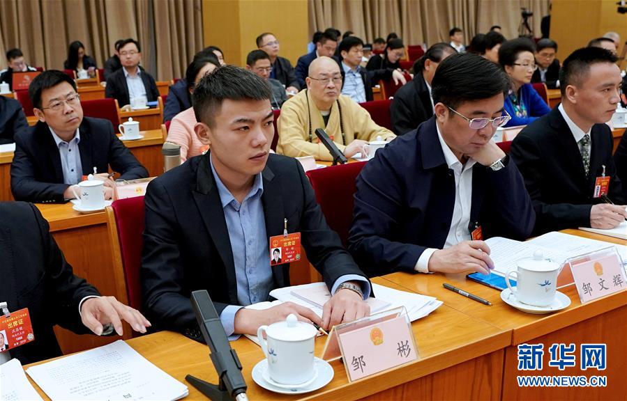 (新華全媒頭條·兩會(huì)特別報(bào)道·圖文互動(dòng))(7)向著夢(mèng)想的接力——“90歲”與“95后”代表的“對(duì)話”