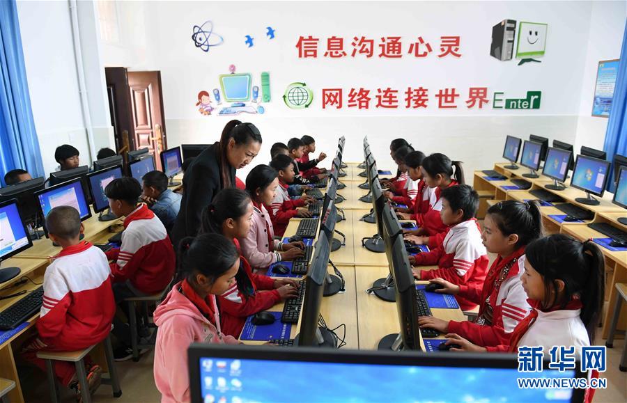 （新華全媒頭條·圖文互動）（8）上下同心再出發(fā)——習(xí)近平總書記同出席2019年全國兩會人大代表、政協(xié)委員共商國是紀(jì)實(shí)