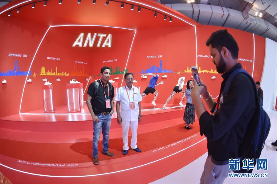 （新華全媒頭條·圖文互動）（9）上下同心再出發(fā)——習(xí)近平總書記同出席2019年全國兩會人大代表、政協(xié)委員共商國是紀(jì)實(shí)