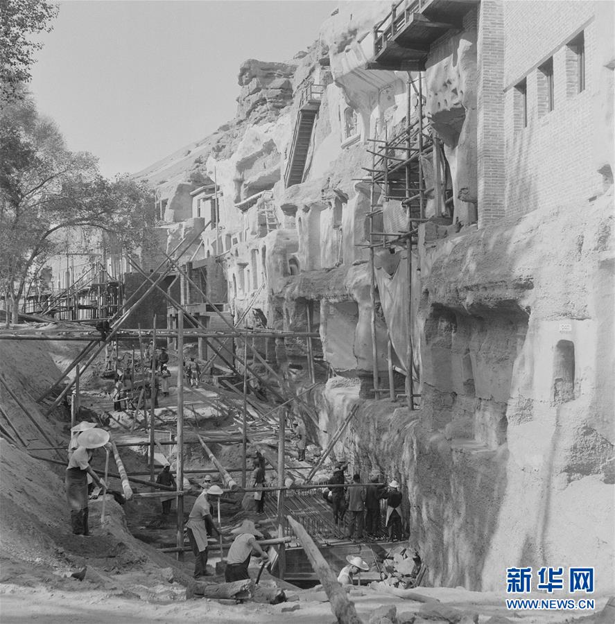 (時(shí)代先鋒·圖文互動(dòng))(4)此生不悔入沙海 勇?lián)厝问家娊?mdash;—敦煌研究院文物保護(hù)利用群體群像