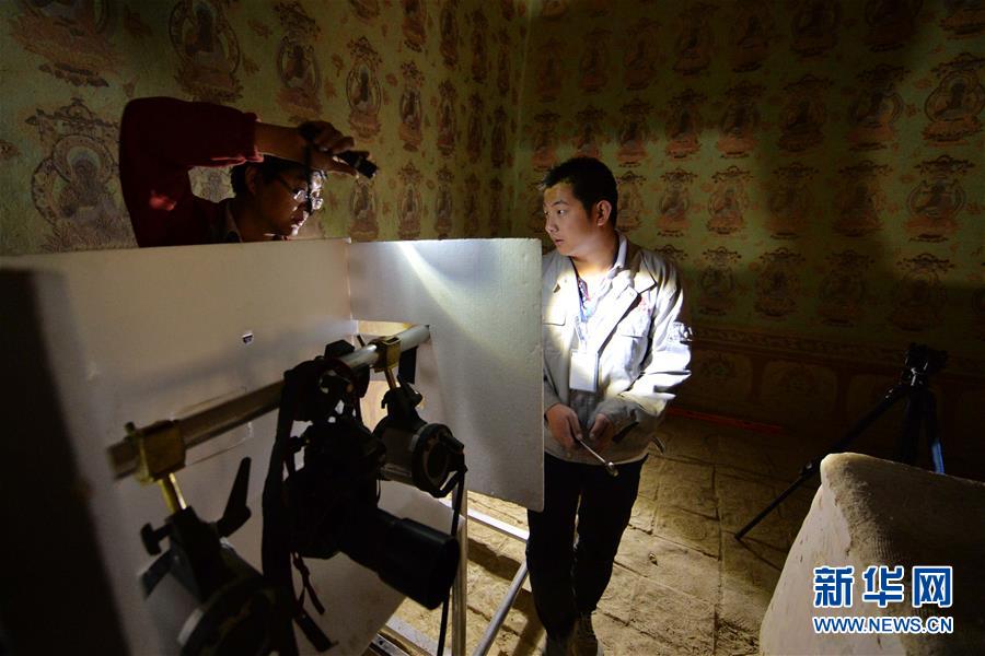 (時(shí)代先鋒·圖文互動(dòng))(16)此生不悔入沙海 勇?lián)厝问家娊?mdash;—敦煌研究院文物保護(hù)利用群體群像