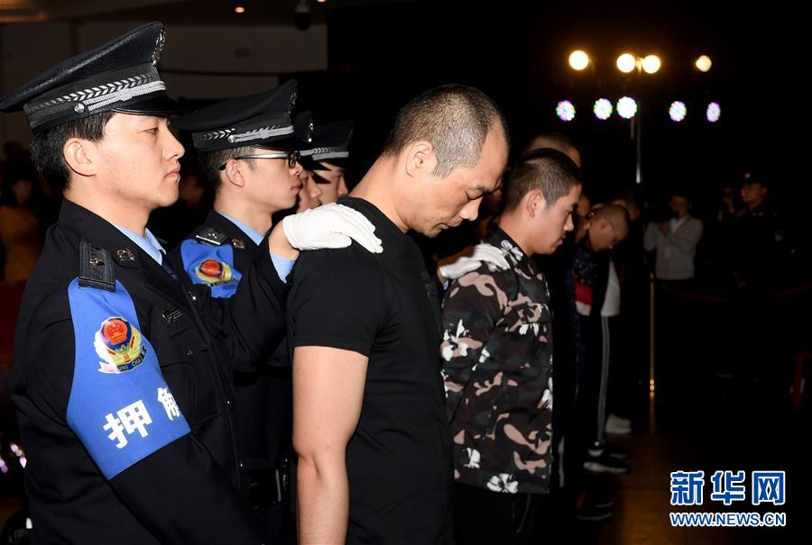 (新華全媒頭條·圖文互動)(3)擊楫中流正當(dāng)時——全國掃黑除惡專項斗爭推進(jìn)紀(jì)實