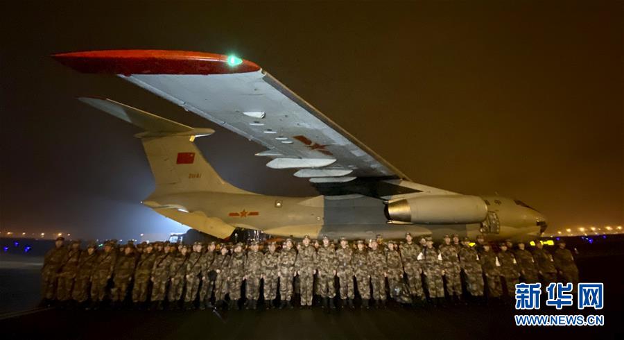 （新華全媒頭條·圖文互動）（5）新華社評論員：危難時刻，黨員干部要挺身而出——論堅決打贏疫情防控阻擊戰(zhàn)