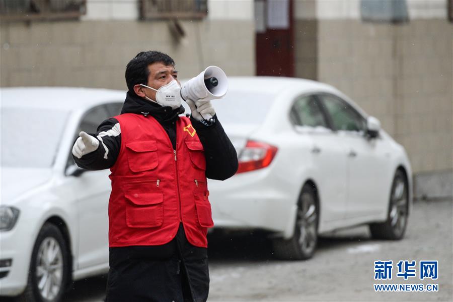 （聚焦疫情防控·圖文互動）（1）“我們多跑跑，居民更安全”——直擊新疆基層社區(qū)疫情防控