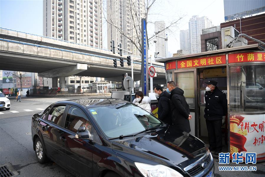 (在習(xí)近平新時(shí)代中國特色社會主義思想指引下——新時(shí)代新作為新篇章·習(xí)近平總書記關(guān)切事·圖文互動)(2)當(dāng)億萬只手緊握在一起……——戰(zhàn)“疫”一線感受中國力量