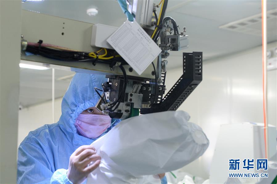 (在習(xí)近平新時(shí)代中國特色社會主義思想指引下——新時(shí)代新作為新篇章·習(xí)近平總書記關(guān)切事·圖文互動)(4)當(dāng)億萬只手緊握在一起……——戰(zhàn)“疫”一線感受中國力量