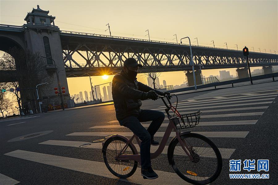 (新華全媒頭條·圖文互動)(5)人間至味是團(tuán)圓——武漢庚子元宵節(jié)全紀(jì)錄