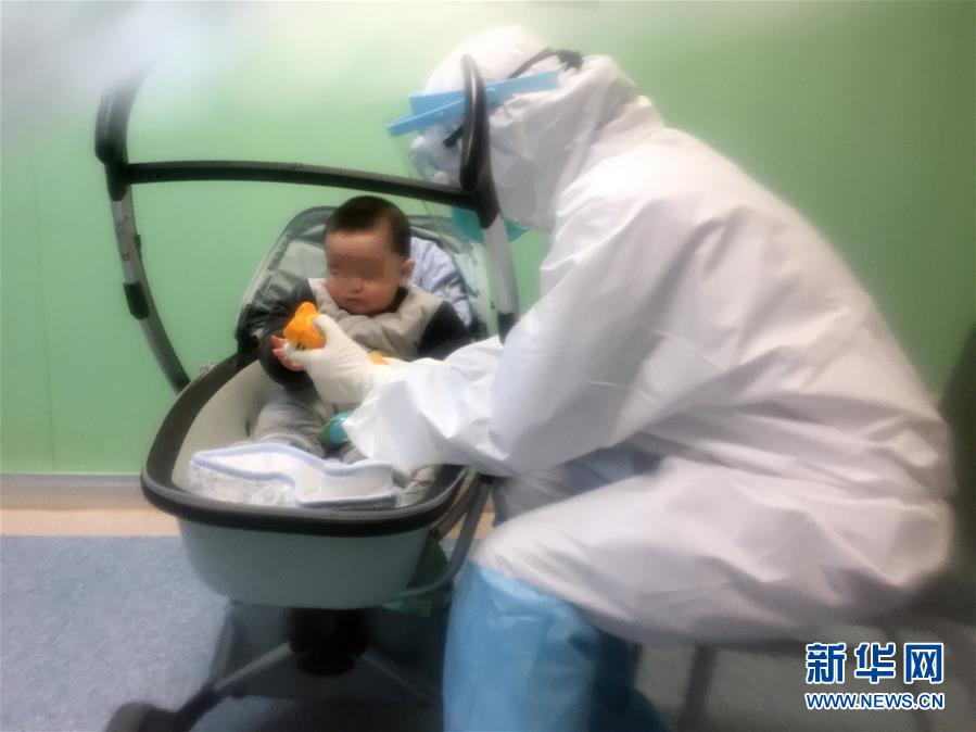 (新華全媒頭條·圖文互動)(7)人間至味是團(tuán)圓——武漢庚子元宵節(jié)全紀(jì)錄