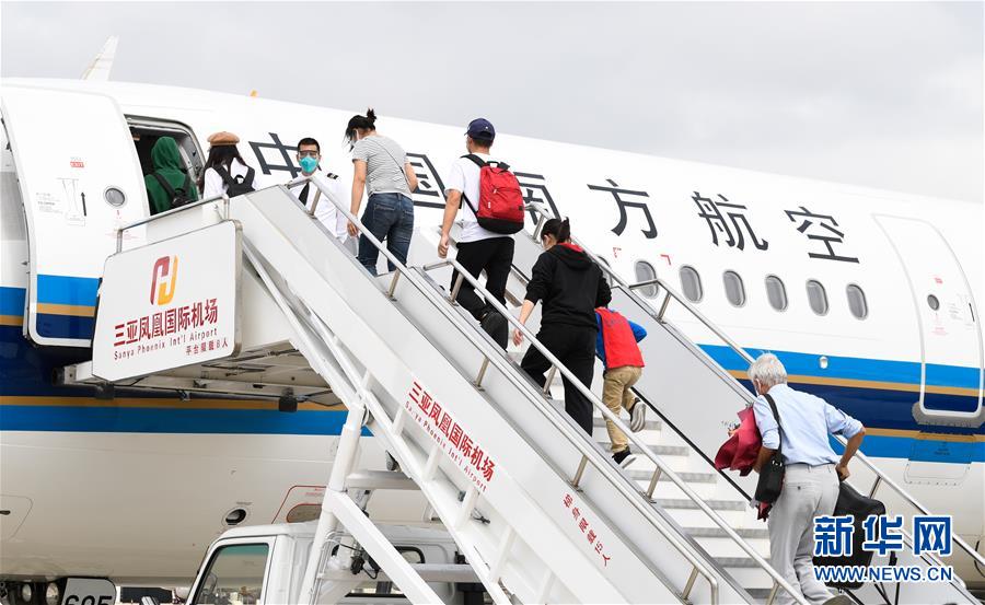 (社會)(4)海南三亞:湖北百余名滯留旅客包機(jī)返程