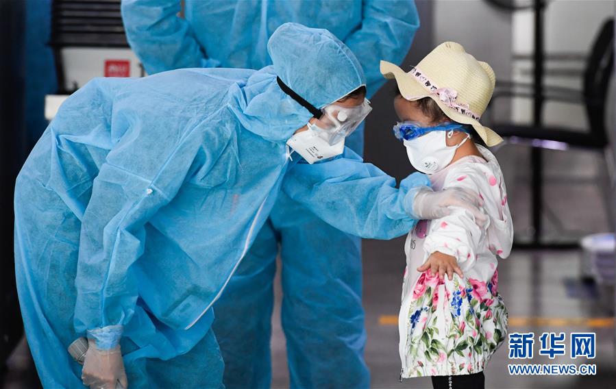 (社會)(2)海南三亞:湖北百余名滯留旅客包機(jī)返程