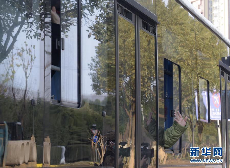 (聚焦疫情防控·圖文互動)(1)火神山醫(yī)院首批7名新冠肺炎確診患者出院