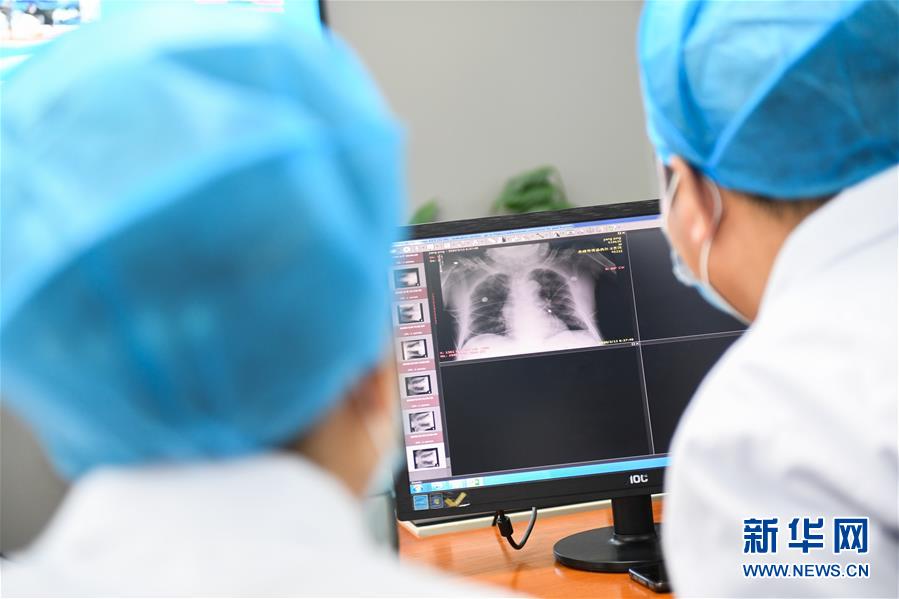 (聚焦疫情防控·圖文互動)(5)特寫:遠(yuǎn)程醫(yī)療中心里的生命接力