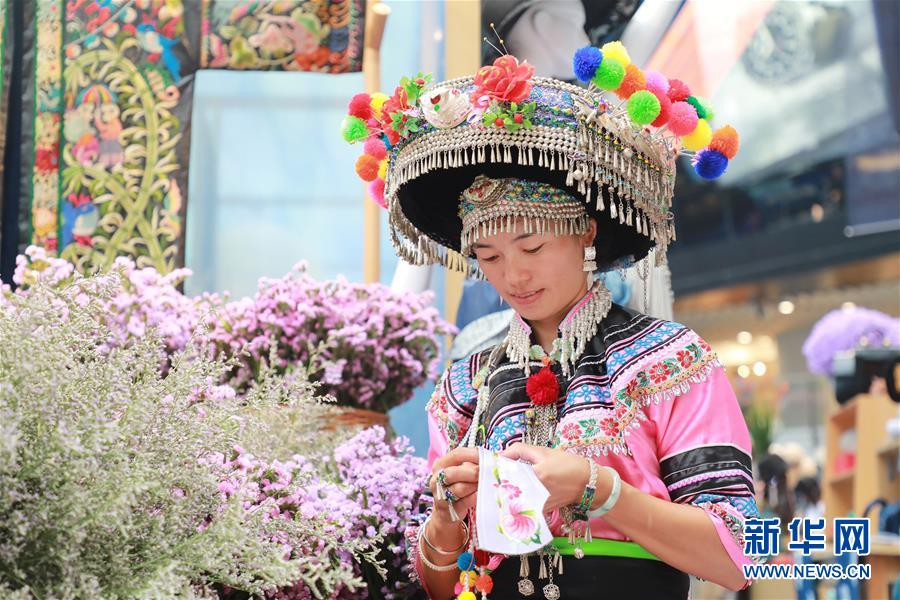 （脫貧攻堅風采錄&middot;帶頭人&middot;圖文互動）（5）背著娃繡著花 養(yǎng)活自己養(yǎng)活家&mdash;&mdash;夏華和13000名大山繡娘的&ldquo;中國夢&rdquo;