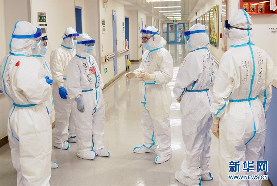 （新華全媒頭條&middot;圖文互動）（1）磨難壓不垮 奮起正當(dāng)時&mdash;&mdash;習(xí)近平總書記在統(tǒng)籌推進(jìn)新冠肺炎疫情防控和經(jīng)濟(jì)社會發(fā)展工作部署會議上的重要講話振奮人心凝聚力量