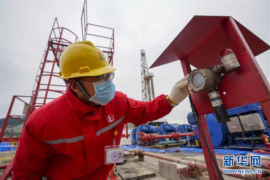 （新華全媒頭條&middot;圖文互動）（18）磨難壓不垮 奮起正當(dāng)時&mdash;&mdash;習(xí)近平總書記在統(tǒng)籌推進(jìn)新冠肺炎疫情防控和經(jīng)濟(jì)社會發(fā)展工作部署會議上的重要講話振奮人心凝聚力量