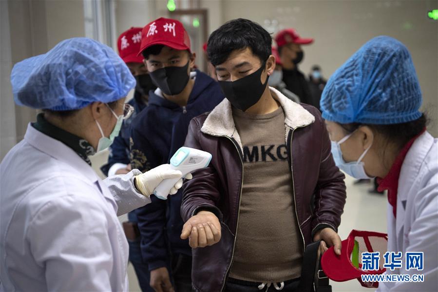 (在習(xí)近平新時代中國特色社會主義思想指引下——新時代新作為新篇章·習(xí)近平總書記關(guān)切事·圖文互動)(5)戰(zhàn)“疫”戰(zhàn)“貧”都要贏——脫貧攻堅一線打響兩場硬仗