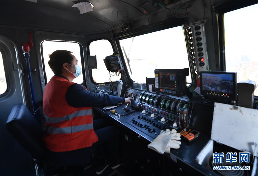 (抓好經(jīng)濟發(fā)展 應(yīng)對復雜局面·圖文互動)(5)“我們的訂單正回流”——江西外貿(mào)企業(yè)復工復產(chǎn)見聞