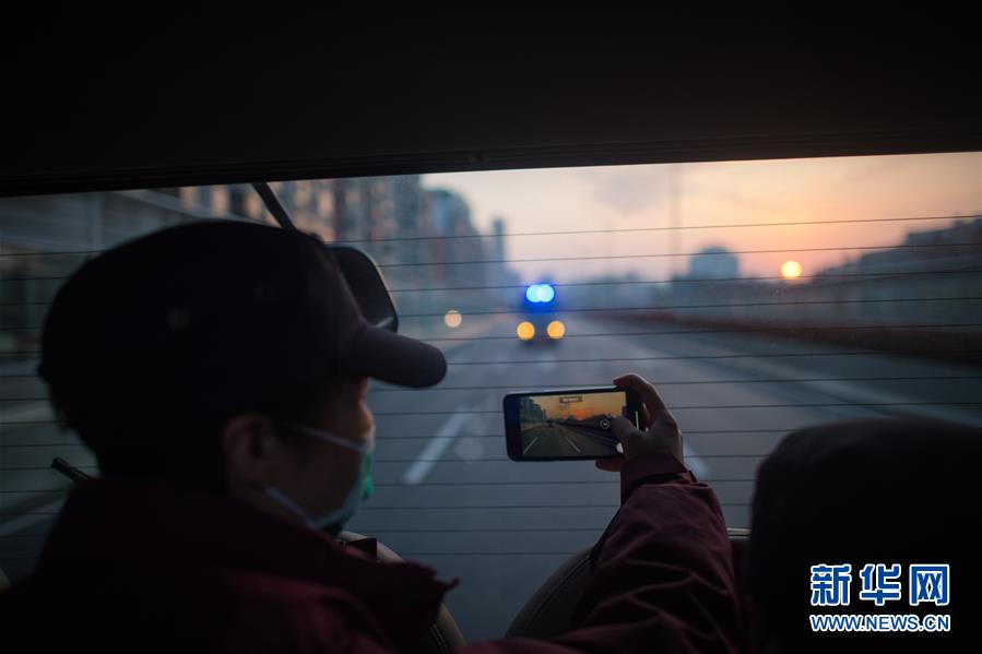 （新華全媒頭條&middot;習(xí)近平致敬的戰(zhàn)&ldquo;疫&rdquo;英雄&middot;武漢人民篇&middot;圖文互動(dòng)）（12）壯哉，大武漢&mdash;&mdash;獻(xiàn)給英雄的武漢人民