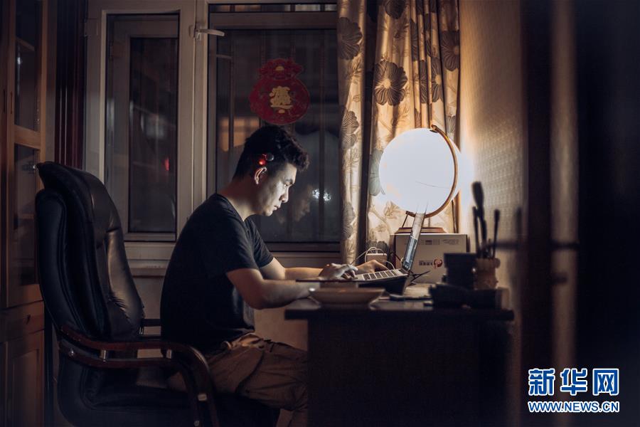 (在習(xí)近平新時(shí)代中國(guó)特色社會(huì)主義思想指引下——新時(shí)代新作為新篇章·習(xí)近平總書記關(guān)切事·圖文互動(dòng))(5)增強(qiáng)困難群眾對(duì)疫情影響的抵抗力