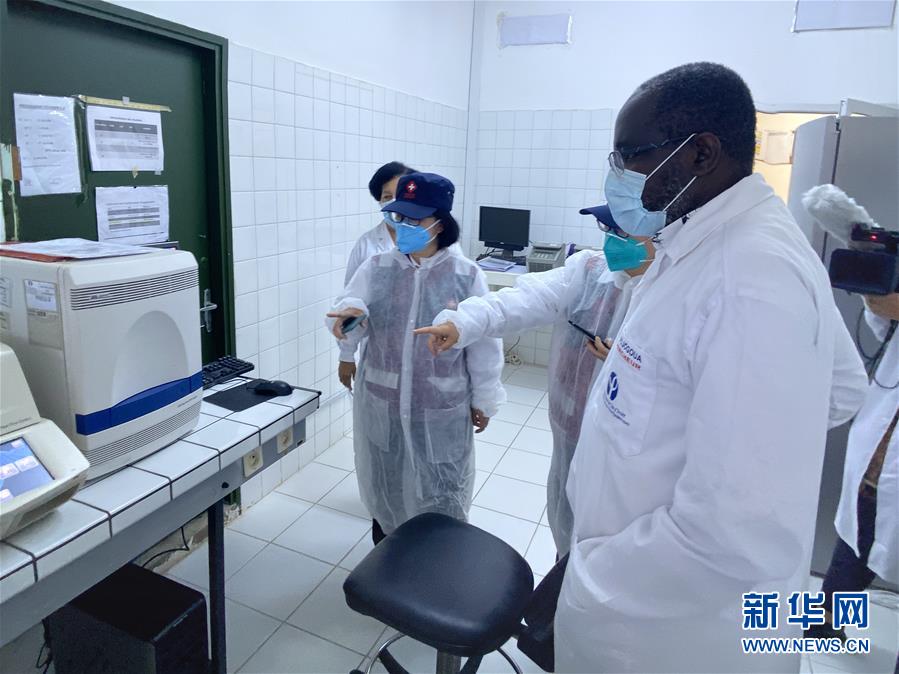 （新華全媒頭條·圖文互動(dòng)）（13）“始終把人民群眾生命安全和身體健康放在第一位”——中國(guó)抗疫彰顯“生命至上、人民至上”理念