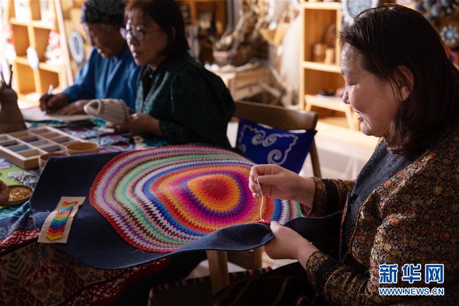 (在習(xí)近平新時(shí)代中國(guó)特色社會(huì)主義思想指引下——新時(shí)代新作為新篇章·習(xí)近平總書(shū)記關(guān)切事·圖文互動(dòng))(1)讓每一個(gè)角落都感受到幸福的溫情——人口較少民族在脫貧攻堅(jiān)大潮中的奮進(jìn)故事