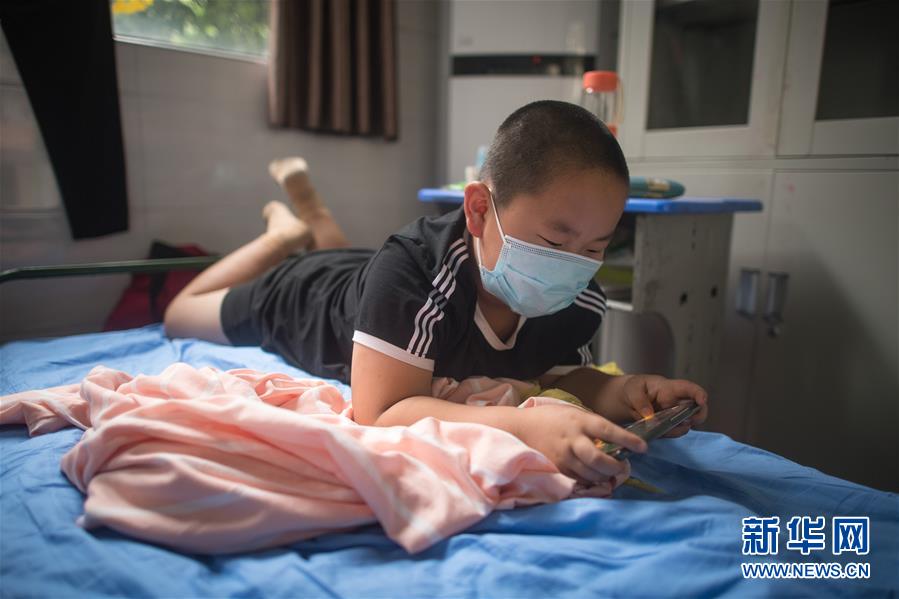 (防汛抗洪·圖文互動(dòng))(1)為人民生命安全撐起“安全傘”——湖北緊急轉(zhuǎn)移安置受災(zāi)群眾速寫(xiě)