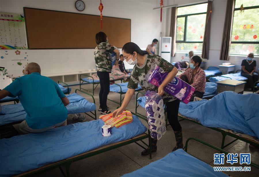 (防汛抗洪·圖文互動(dòng))(2)為人民生命安全撐起“安全傘”——湖北緊急轉(zhuǎn)移安置受災(zāi)群眾速寫(xiě)